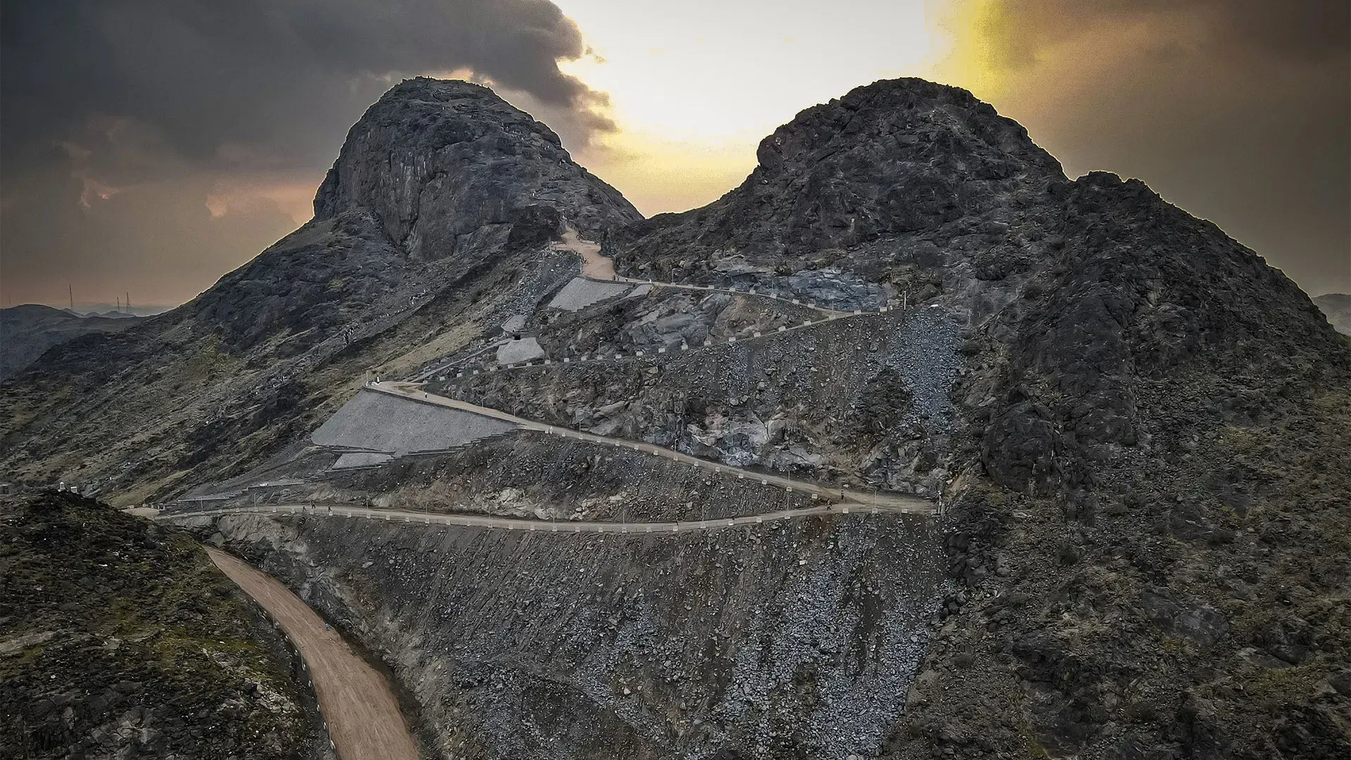 احجز تذكرتك المجانية للصعود لغار حراء